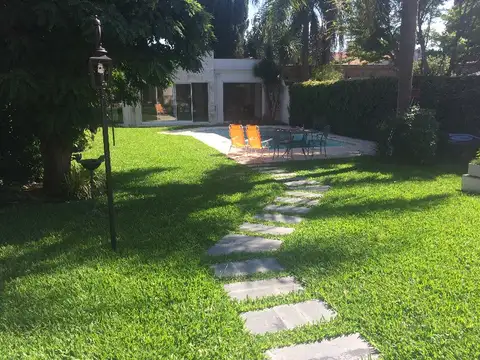 Casa en Venta con 3 cocheras