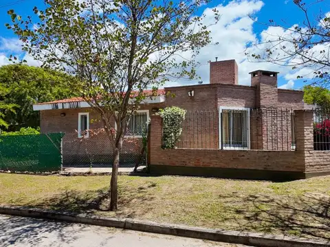 CASA EN VENTA  VILLA RIVERA INDARTE CON PILETA