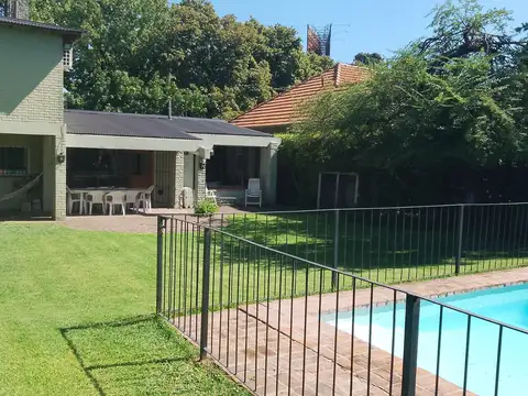 CASA 4 DORM - EXCELENTE UBICACION