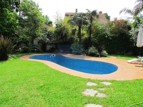 Casa en Venta con 3 cocheras