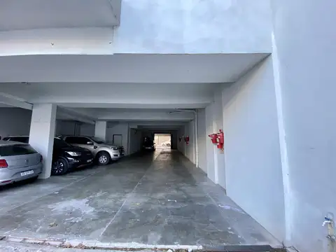 VENTA COCHERA DESCUBIERTA EN FLORES