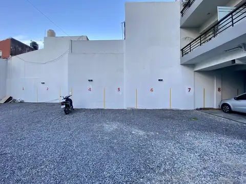 VENTA COCHERA DESCUBIERTA EN FLORES