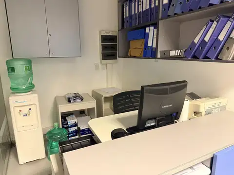 Oficina amplia al frente bien equipada!