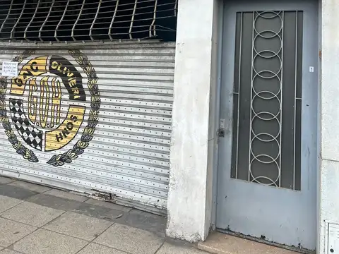 3 AMBIENTES, 1° PISO POR ESCALERA CON TERRAZA A REFACCIONAR