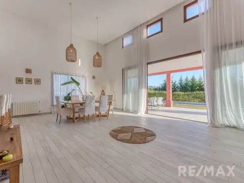 VENTA DE CASA EN CHACRAS DE LA RESERVA