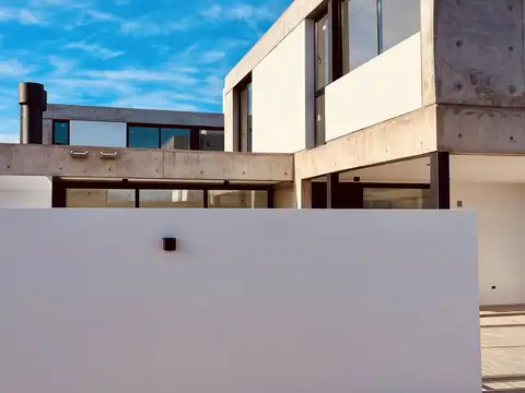 Casa en Venta en Countries y Barrios Cerrados en La Plata, USD 198.000