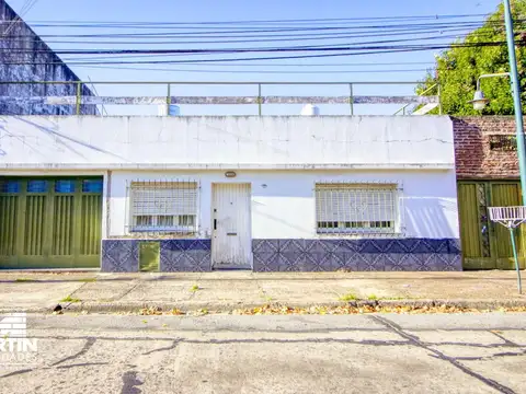 Casa en venta en Villa Adelina 3 ambientes, con cochera y fondo. Lote 10x22.