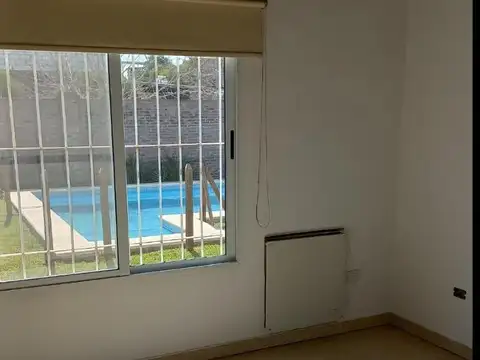 Casa en Alquiler con 3 cocheras