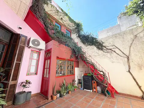 Mendoza  1700 - Casa de pasillo 2 dormitorios c/patio y terraza con parrillero.