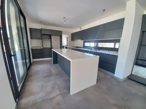 Venta de hermosa casa en haras del sur II