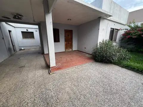 INMUEBLES SOBRE LOTE EN ESQUINA 27 x 13 - CASA 3 AMB + GALPON
