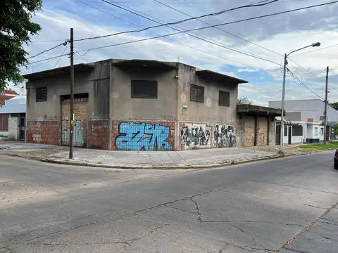 INMUEBLES SOBRE LOTE EN ESQUINA 27 x 13 - CASA 3 AMB + GALPON