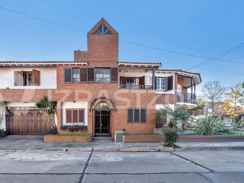 Casa en Venta en Barrio Parque Cornelio Saavedra con jardín y pileta