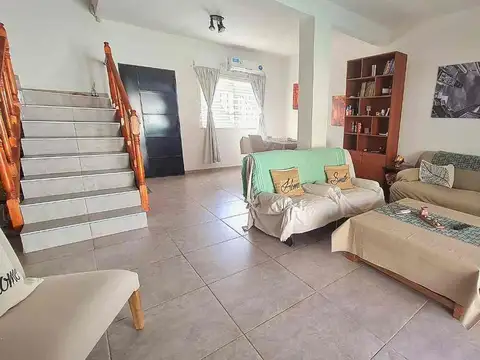 Casa 6 ambientes con 2 baños