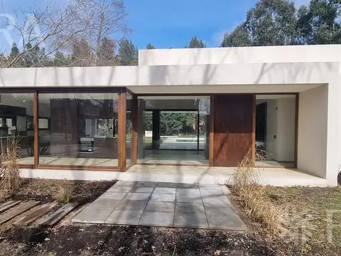 Venta casa 4 ambientes con piscina en Miralagos - La Plata