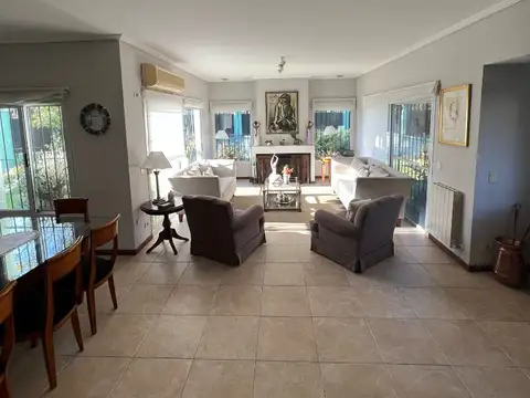 Casa 6 ambientes con 4 baños