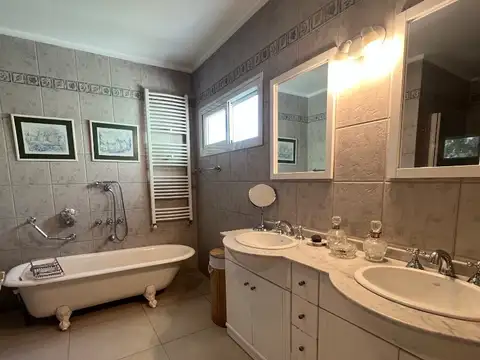 Casa en Venta con 2 cocheras