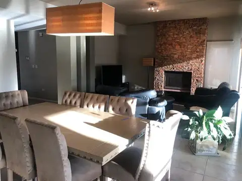 Casa en Venta con 3 cocheras