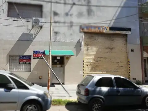 Galpón de 320 mts con ingreso para camión, a mts Crovara.