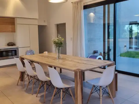 Casa en Venta con 3 cocheras