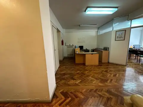 Oficina 5 ambientes con 2 baños