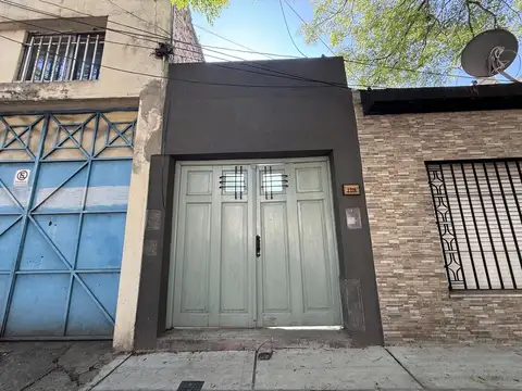 Venta casa 2 plantas con 3 dormitorios, patio y terraza barrio Cinco Esquinas