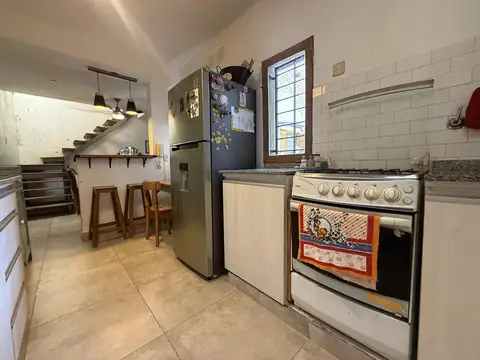 Venta casa 2 plantas con 3 dormitorios, patio y terraza barrio Cinco Esquinas