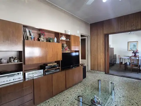 PH 4 amb. en venta, independiente al frente con patio y terraza. V. Martelli