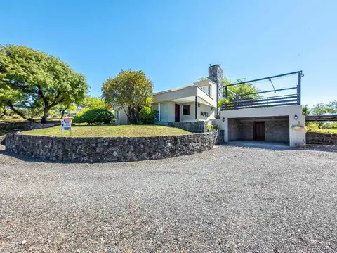 VENTA CASA CORRAL DE BARRANCAS 3 DORM PILETA