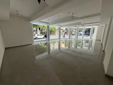 Alquiler amplio local en esquina todo vidriado