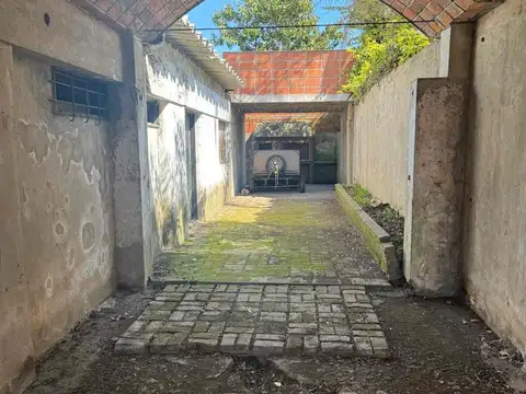 EXCELENTE LOTE ,con casa a demoler en LA ROSA 1200