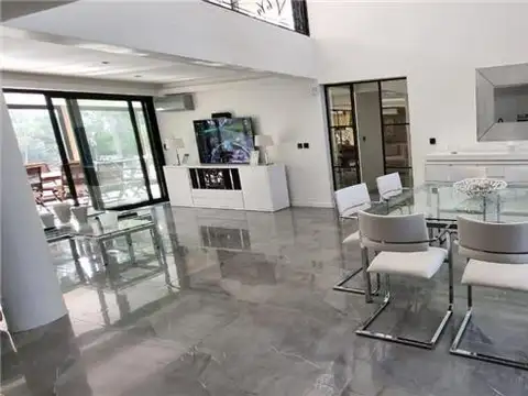 Casa en Venta con 2 cocheras