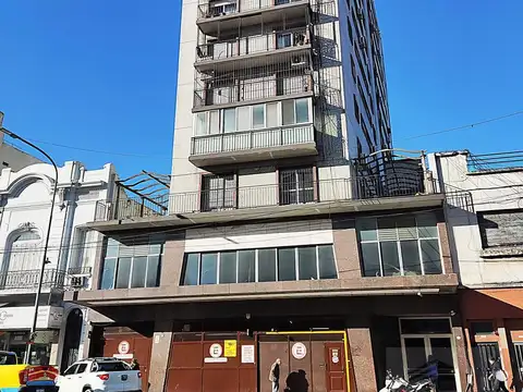 Departamento de 3 ambientes con dependencia en Floresta