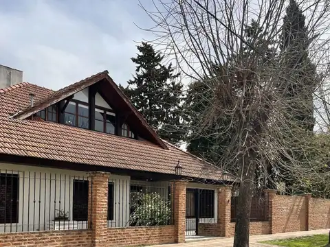 CASA 5 AMBIENTES EN VENTA, CENTRO DEL PUEBLO LOS CARDALES