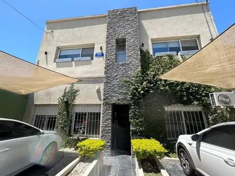 Casa 5 ambientes en venta en Merlo con pileta.