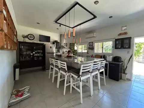 Casa 5 ambientes con 3 baños