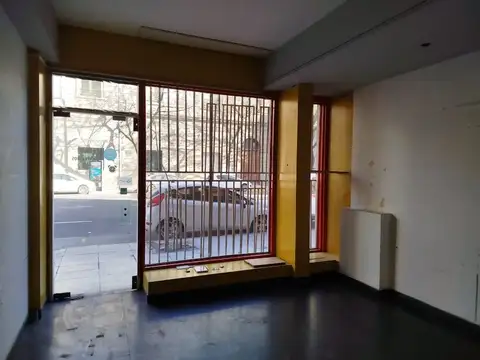 LOCAL a la Calle y Sótano sobre Av. Independencia