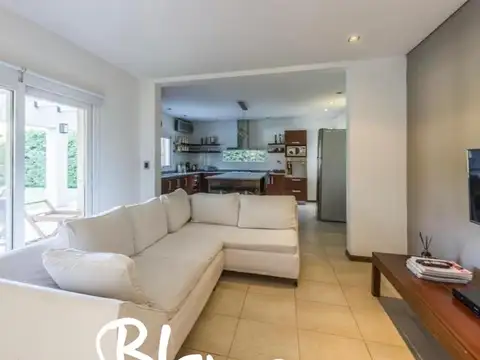 Casa 6 ambientes con 3 baños