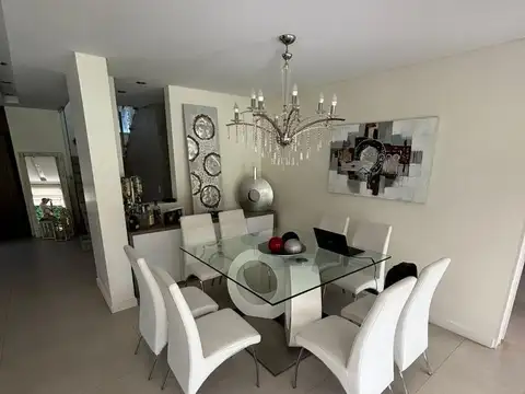 Casa en Alquiler con 2 cocheras