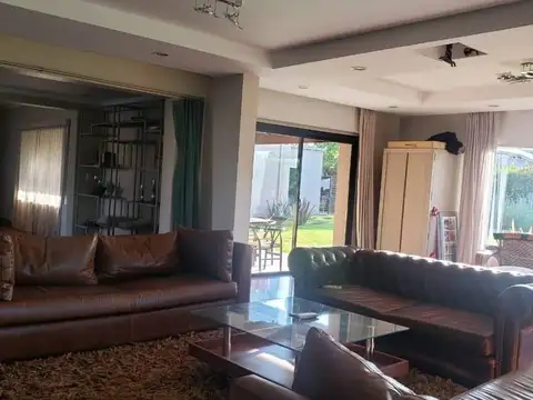 Av. Fuerza Aérea 3000, San Marino, Funes Hill