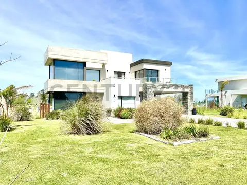 Casa en Alquiler en Area 60, USD 3.500