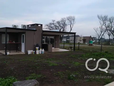 Casa 4 ambientes con 2 baños