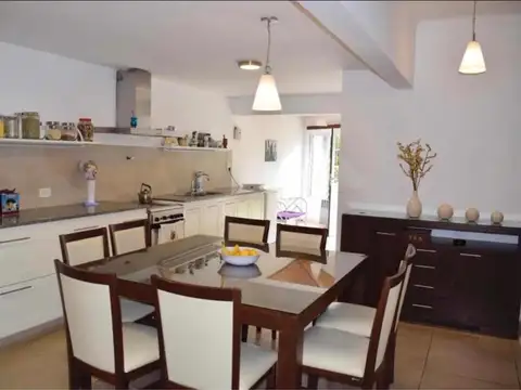 Casa 9 ambientes con 2 baños