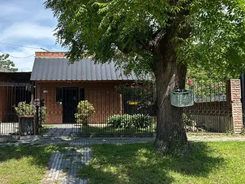 CASA AMPLIA EN RAFAEL CALZADA CON GRAN PARQUE