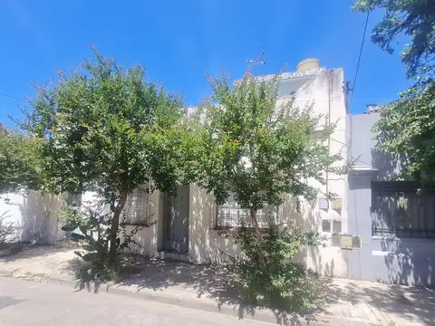 Casa multifamiliar de 6 ambientes con 3 patios y terraza