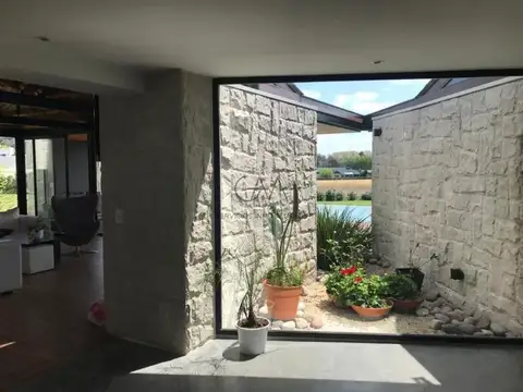 Casa 4 ambientes con 4 baños