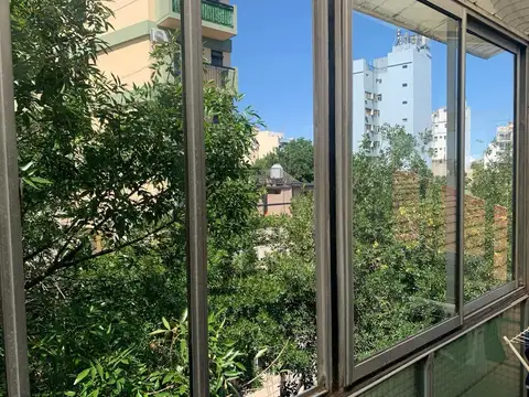 Departamento 3 ambientes Luminoso con Balcón Al frente en Excelente Estado.