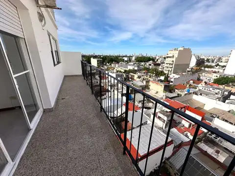 COMODO Y AMPLIO 4 AMBIENTES CON BALCON Y VISTA ABIERTA