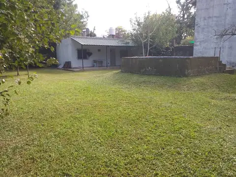 Venta 2 lotes con casa a refaccionar del viso