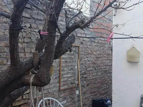 Lote en MICROCENTRO neuquino con casa y departamento  oportunidad  